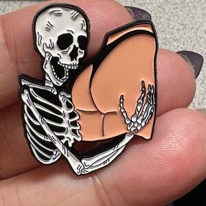 Skeleton Hugging/butt kissing Enamel Pin